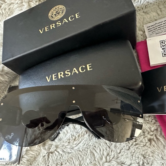 Versace Sunglasses Like New - Picture 7 of 8